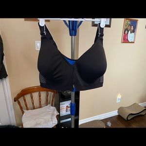 Brand new maidenform size 40D sports bra black in colour